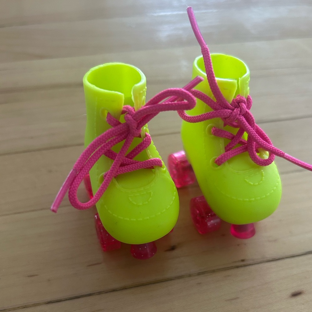 Glitter Girls Roller Skates and Outfit for 14.5 inch Dolls - Picture 4 of 7